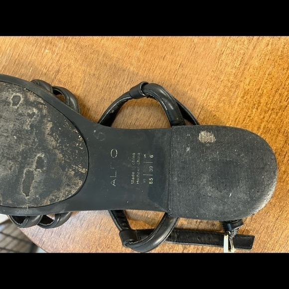 𝅺aldo Women’s Black and Gold Sandals Size 8.5 - Picture 2 of 3